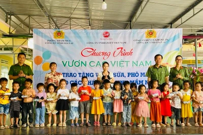 Đoàn tặng quà cho các em học sinh Trường Mầm non Bình Minh (xã Uar). Ảnh: Thanh Tâm