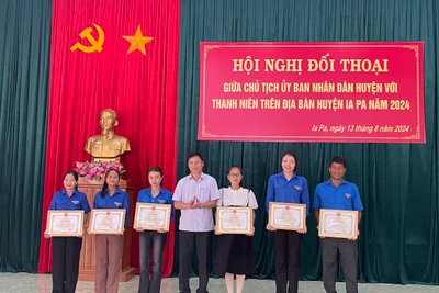 Chủ tịch UBND huyện Huỳnh Văn Trường (đứng giữa) tặng giấy khen cho các tập thể, cá nhân có thành tích tiêu biểu trong xây dựng nông thôn mới tại địa phương Ảnh: Vũ Chi