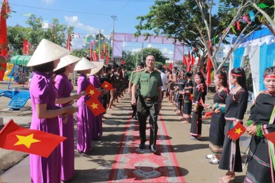 Cán bộ và nhân dân xã Ia Ake chào đón đoàn đại biểu của Bộ Công an tới dụ Ngày hội toàn dân bảo vệ an ninh Tổ quốc. Ảnh: Vũ Chi