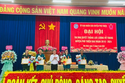 4 tập thể được khen thưởng vì có thành tích xuất sắc trong phong trào thi đua quyết thắng từ năm 2019-2023. Ảnh: Vũ Chi