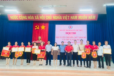 Ban tổ chức trao giải cho các đội tham gia hội thi. Ảnh: Nguyên Hương