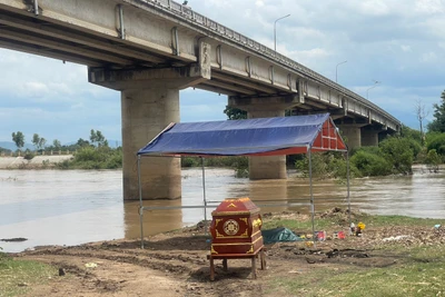 Thi thể người đàn ông được phát hiện ngay gần khu vực cầu Quý Đức (xã Ia Trok, huyện Ia Pa). Ảnh: Vũ Chi