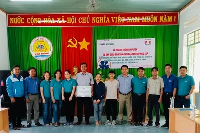 Lễ khánh thành thư viện và trao tặng sách giáo khoa, đồ dùng học tập được tổ chức tại Trường Tiểu học Kim Đồng (xã Ia Hdeh). Ảnh: Nguyễn Chi