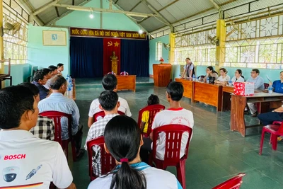 Giám đốc Sở Công thương Phạm Văn Binh thông báo về kết quả vận động nguồn lực xóa nhà dột nát cho hộ nghèo buôn Ma Giai. Ảnh: Vũ Chi