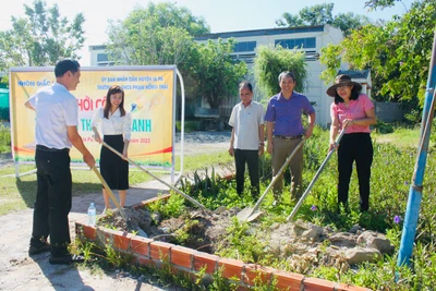 Các đại biểu cùng Ban Giám hiệu Trường Tiểu học và THCS Phạm Hồng Thái khởi công xây dựng Thư viện xanh. Ảnh: Vũ Chi