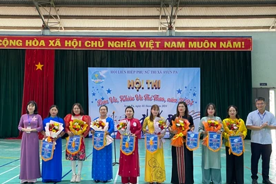 Ban tổ chức trao cờ lưu niệm cho các đội tham gia hội thi. Ảnh: Vũ Chi