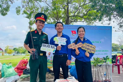 Chương trình thu hút sự tham gia của đông đảo các em học sinh, đoàn viên, thanh niên và người dân thị xã. Ảnh: Vũ Chi