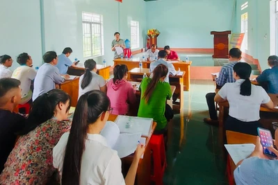 Phó Chủ tịch Thường trực HĐND tỉnh Trương Văn Đạt phát biểu tại buổi sinh hoạt Chi bộ thôn Blôm. Ảnh: Huỳnh Thúy