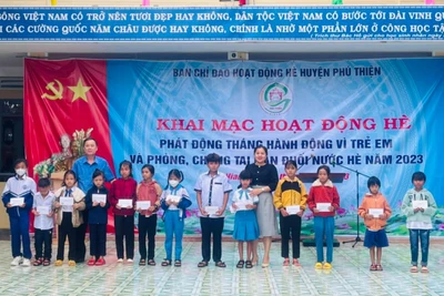 Ban Chỉ đạo hoạt động hè huyện Phú Thiện tặng quà cho các em học sinh có hoàn cảnh khó khăn. Ảnh: Vũ Chi