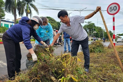 Phường Diên Hồng ra quân dọn dẹp vệ sinh khu vực công cộng