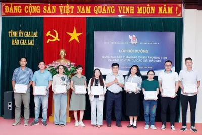 Bế giảng lớp bồi dưỡng nghiệp vụ về sáng tạo tác phẩm báo chí đa phương tiện 