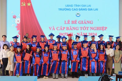 Trường Cao đẳng Gia Lai trao bằng tốt nghiệp cho 190 học sinh, sinh viên