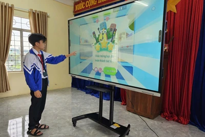 Pleiku: Tiếp nhận tài trợ 2 màn hình tương tác Smart Educational AIO machine phục vụ giảng dạy