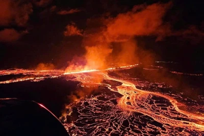 Núi lửa ở Iceland lại phun trào, đỏ rực bầu trời ở bán đảo Reykjanes