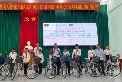 Trao học bổng và tặng xe đạp cho 74 học sinh Kông Chro