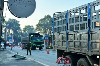 Chui xuống gầm sửa xe, người đàn ông bị cán tử vong