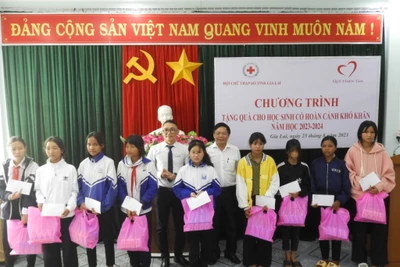 Quỹ Thiện Tâm-Tập đoàn Vingroup tặng quà học sinh khó khăn tại Gia Lai