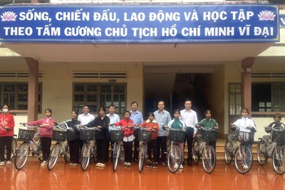 Trưởng ban Nội chính Tỉnh ủy tặng 20 xe đạp cho học sinh có hoàn cảnh khó khăn ở Chư Pưh