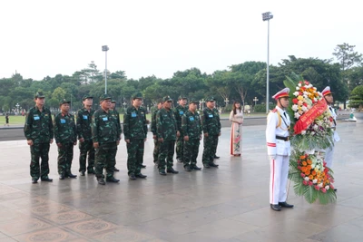 Ban Thường vụ Tỉnh ủy Gia Lai dâng hoa, dâng hương tại Quảng trường Đại Đoàn Kết