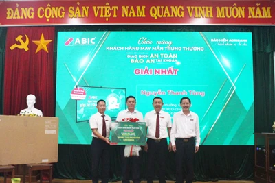 ABIC trao thưởng và chi trả bảo hiểm bảo an tài khoản cho khách hàng