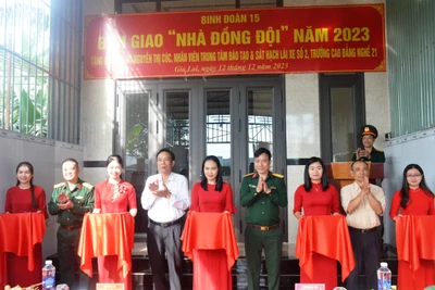 Bàn giao "Nhà đồng đội" cho viên chức Quốc phòng có hoàn cảnh khó khăn