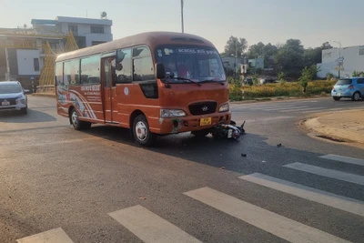 Pleiku: Ô tô đưa đón học sinh tông bị thương nữ sinh đi xe máy