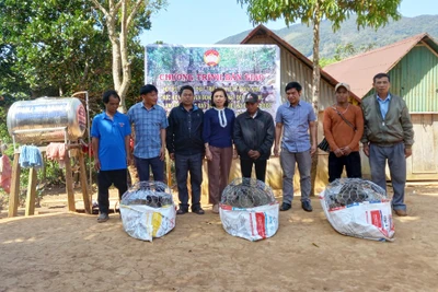 Hỗ trợ sinh kế cho hộ có hoàn cảnh khó khăn tại làng Đê Kôn 