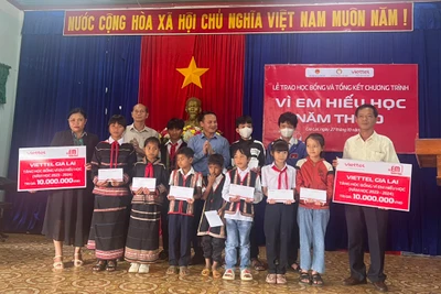 Trao học bổng “Vì em hiếu học” cho học sinh khó khăn huyện Chư Păh