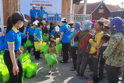 200 suất quà tặng hộ nghèo, trẻ em có hoàn cảnh khó khăn xã Yang Bắc