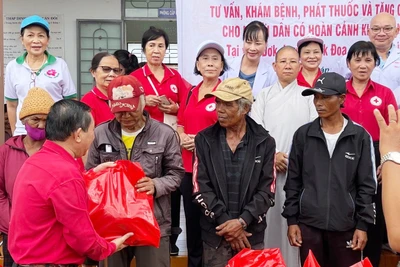 Đak Đoa: Khám bệnh, phát thuốc miễn phí và tặng quà cho người dân có hoàn cảnh khó khăn tại xã A Dơk