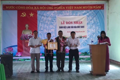 Làng Kret Krot đón nhận danh hiệu “Làng văn hóa” năm 2022 