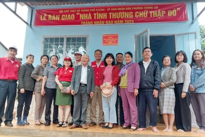 Bàn giao “Nhà tình thương” cho gia đình có hoàn cảnh khó khăn tại phường Thắng Lợi