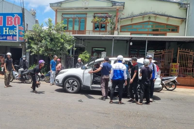 Pleiku: 2 xe máy va chạm trên đường Lê Thánh Tôn, làm 1 người bị thương