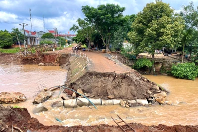 Đường đắp tạm qua suối Ia Pết tiếp tục bị nước lũ cuốn trôi