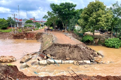 Người dân gặp khó vì lũ cuốn trôi đường tạm