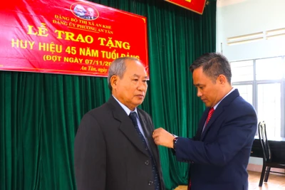  An Khê: Trao Huy hiệu 45 năm tuổi Đảng cho đồng chí Nguyễn Ngọc Tuấn 