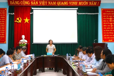 Thường trực HĐND tỉnh Gia Lai giám sát đấu thầu, cung ứng thuốc tại Trung tâm Y tế huyện Kbang và Trung tâm Y tế thị xã An Khê. Ảnh: Ngọc Minh