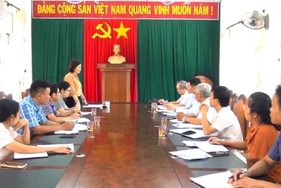 Trưởng ban Dân vận Tỉnh ủy Phạm Thị Tố Hải làm việc với Ban Dân vận Huyện ủy Kông Chro. Ảnh: Ngô Chiến