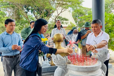 Cán bộ, đảng viên phường Hoa Lư về nguồn tại Khu di tích lịch sử cách mạng Khu 9 