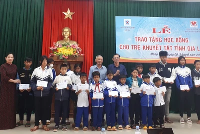 Trao học bổng cho học sinh khuyết tật huyện Mang Yang 