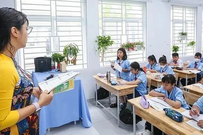 Từ 1.7 lương cơ sở tăng cao: Đừng để 'lương chưa tăng giá đã vội tăng'