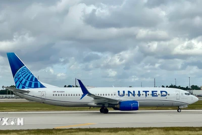 Máy bay của hãng United Airlines phải hạ cánh khẩn cấp do rơi bánh đáp