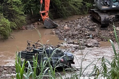 Lâm Đồng: Tìm thấy thi thể 4 du khách trên xe jeep bị lũ cuốn trôi