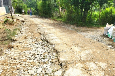 Kon Plông: Thi công nhà máy thủy điện “cày” nát đường dân sinh