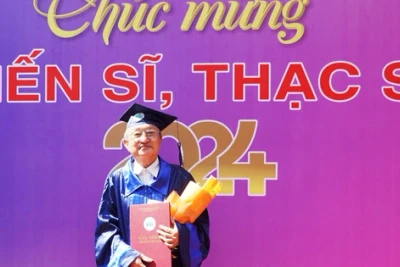 Cụ ông 74 tuổi vẫn lấy bằng thạc sĩ