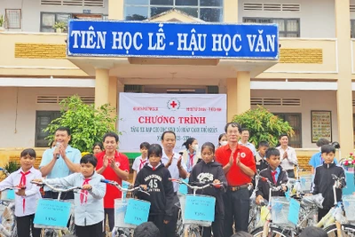 Tặng 15 chiếc xe đạp cho học sinh khó khăn xã Ia Pnôn