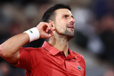 Thắng lúc 3 giờ sáng, Djokovic cân bằng kỷ lục của Federer