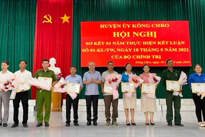 Kông Chro: Khen thưởng 16 tập thể, 31 cá nhân xuất sắc trong học tập và làm theo Bác