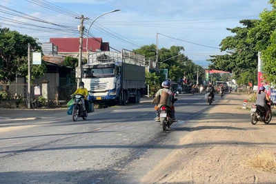 Tiềm ẩn nguy cơ mất an toàn giao thông trên đường Trường Sơn Đông