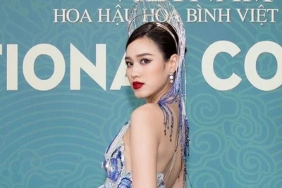 Hoa hậu Việt Nam Tiểu Vy, Đỗ Thị Hà gợi cảm trên thảm đỏ